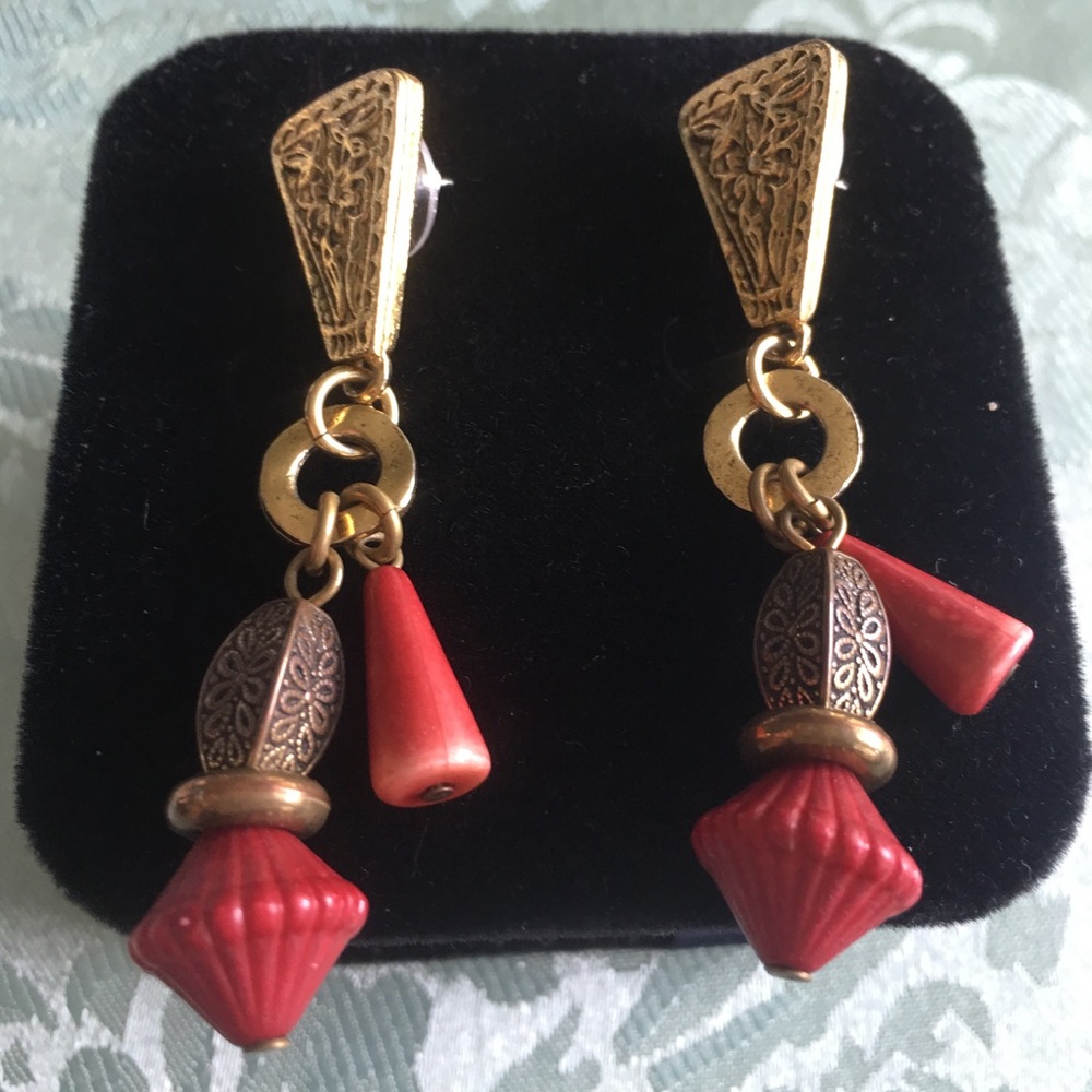 NEW Fashion Goldtone & Coral colored Earrings